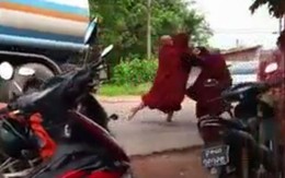 Nhà sư Myanmar đánh nhau giữa đường