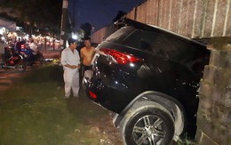 TP.HCM: Đạp nhầm chân ga vì chưa quen với xe mới mua, 2 vợ chồng cùng con nhỏ thoát chết
