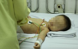 Bé trai 14 tháng tuổi suýt mất mạng vì uống nhầm dầu