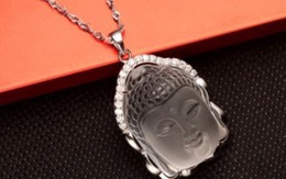 Có nên đeo nhẫn vòng có mặt Phật, treo ảnh Phật để trang trí nhà cửa ?