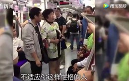 Hành khách nam nhổ bậy bị tống cổ khỏi tàu điện ngầm Trung Quốc