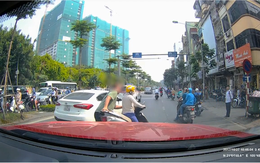 Nhân chứng kể lại vụ ông Tây lôi 'ninja' và xe máy vào vỉa hè: Cô gái vượt đèn đỏ, bị CSGT bắt sau đó ngồi giữa đường lấy điện thoại quay clip