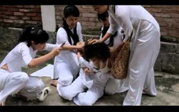 Túm tóc xé áo bạn để đánh ghen, nhóm nữ sinh bị kỷ luật