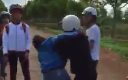 Xôn xao clip nữ sinh đánh nhau dữ dội trước sự hò reo của bạn bè