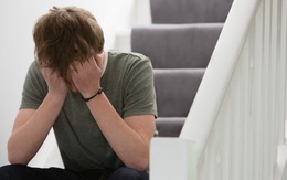 19 tuổi đã có 2 đứa con, ông bố trẻ ngược đãi bé sơ sinh đến mức hôn mê vì quá stress