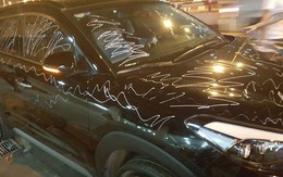 Hà Nội: Ô tô bị vẽ khắp xe vì "tội" đỗ trước cửa nhà người khác