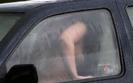 Bắt quả tang chồng "mây mưa" trong ô tô, vợ dùng cành cây đánh vào mông nhân tình