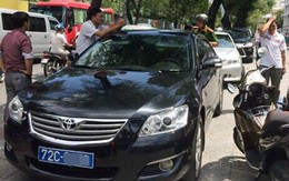 Ông Đoàn Ngọc Hải lái ôtô riêng bắt 5 xe biển xanh đậu vỉa hè
