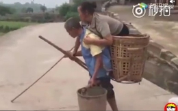 Chồng mù cõng vợ liệt ra đồng làm việc suốt 29 năm