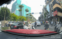 Ông Tây nhấc bổng, lôi người phụ nữ và xe máy vào lề đường: Tôi không thể hiểu được những "ninja" ở Việt Nam
