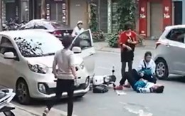 "Quý bà" mở cửa ôtô hất văng 2 học sinh đi xe đạp điện