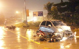 Ôtô con tông liên hoàn 6 xe máy, 5 công nhân bị thương