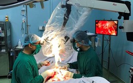 Tông vào dải phân cách, thanh niên đứt lìa… dương vật