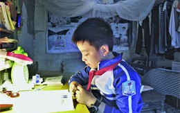 Gặp lại cậu bé thoát chết nhờ lọt đường ray tàu hỏa