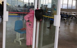 Bé gái Trung Quốc bị kẹt đầu giữa hai cửa kính gần một tiếng