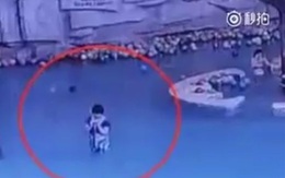Mải nhắn tin điện thoại, bà mẹ để con trai 4 tuổi chết đuối trong hồ bơi dù đứng ngay cạnh