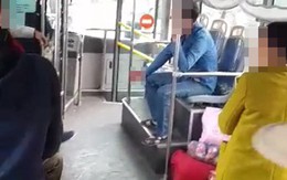 Bị đuổi đánh, nam thanh niên nhảy lên xe buýt thoát thân