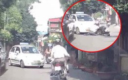 Chó nhà lao ra sủa inh ỏi, người đàn ông giật mình phi thẳng xe máy vào taxi