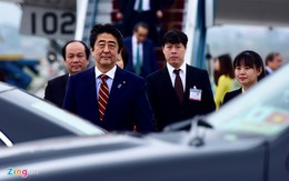 Thủ tướng Shinzo Abe tới Hà Nội, bắt đầu thăm chính thức