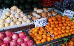 Sài Gòn: Trái cây, bánh kẹo Trung Quốc ùn ùn đổ về chợ cận Tết