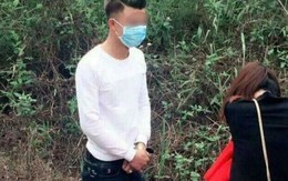Chàng trai quỳ gối xin lỗi bạn gái trên đường đi lễ chùa