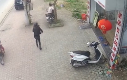 Quá nguy hiểm: Mẹ quên tắt máy để con nhỏ vặn ga khiến xe lao thẳng vào gốc cây