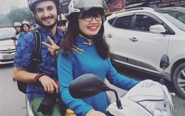 Nữ sinh làm xe ôm cho khách Tây để học tiếng Anh