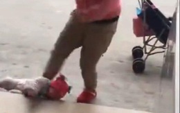 "Mẹ hổ" tung chân đá con nhỏ giữa phố vì không nín khóc