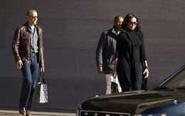 Obama tươi cười xuất hiện cùng vợ giữa nghi án 'nghe lén'