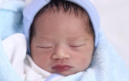 Bé gái sơ sinh đẹp như thiên thần bị mẹ bỏ lại bệnh viện