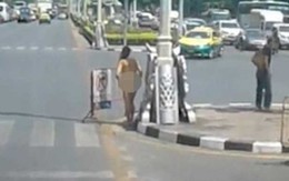 Quá nóng, cô gái trần như nhộng chạy rong khắp phố