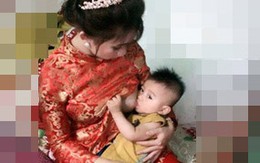 Cô dâu trong ngày cưới kéo váy cho con bú gây xôn xao trên mạng