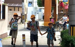 Mẹ Việt ở Nhật thiết lập giờ giới nghiêm, mua còi cho con đi học