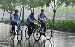 Sài Gòn bất ngờ mưa trắng trời kèm sấm sét giữa cao điểm mùa khô