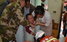 Bé 3 tuổi mải chơi, mắc kẹt trong máy giặt