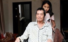Cô bé từ chối cha mẹ đẻ, quyết ở lại chăm sóc người nhận nuôi