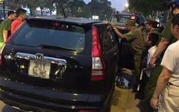 Hà Nội: Đập kính CRV, giải cứu người đàn ông say rượu gục trong xe