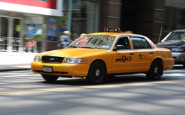Cô gái Mỹ 23 tuổi bị bắt vì cướp, hiếp nam tài xế taxi