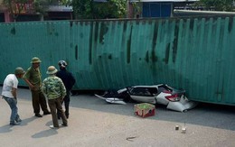 "Sau vài giây, xe con đã bẹp rúm dưới thùng container"
