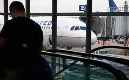 Vì sao hãng hàng không Mỹ có thể bán quá số ghế và loại hành khách khỏi chuyến bay?