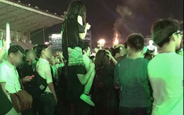 Bức ảnh chàng trai cõng người yêu xem ca nhạc khiến dân mạng thích thú