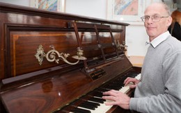 Thợ sửa đàn phát hiện kho báu nửa triệu bảng Anh trong piano cổ
