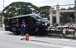Ôtô Limousine lao lên dải phân cách bốc cháy, nhiều người thoát chết
