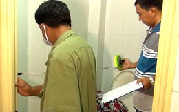 Thi thể bà lão bốc mùi thối trong nhà vệ sinh