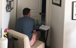 Chồng kê bàn ngồi đợi ngoài cửa phòng để vợ ung thư không cô đơn