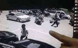 Người đàn ông tranh thủ "hôi của" khi dừng lại giúp 2 phụ nữ gặp tai nạn trên đường