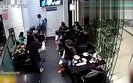 'Loạn đả' trong nhà hàng từ tiếng la hét chơi đùa của hai bé gái