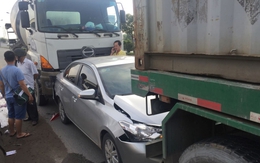 Thai phụ thoát chết khi ôtô kẹp giữa xe bồn và xe đầu kéo ở Sài Gòn