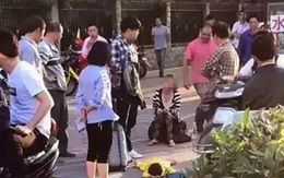 Thất vọng vì không xin được việc, mẹ giẫm lên người con gái giữa đường