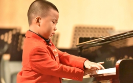 Bé bốn tuổi độc tấu piano thu hút khán giả TP HCM